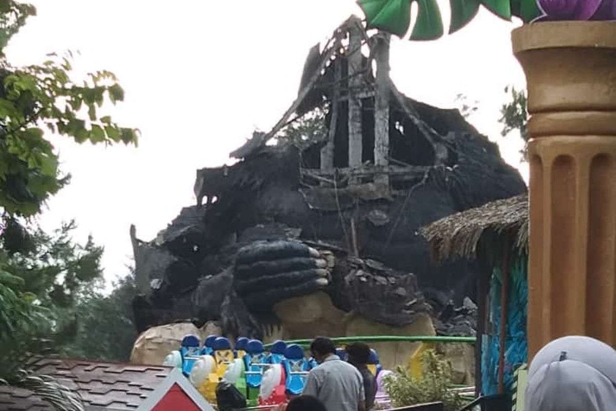 Patung gorila atau kingkong di Batu Secret Zoo, Jatim Park 2 Kota Batu yang roboh akibat gempa di laut selatan Kabupaten Malang, Sabtu (10/4/2021). Keterangan foto: diambil dari foto yang beredar di aplikasi perpesanan whatsapp group.