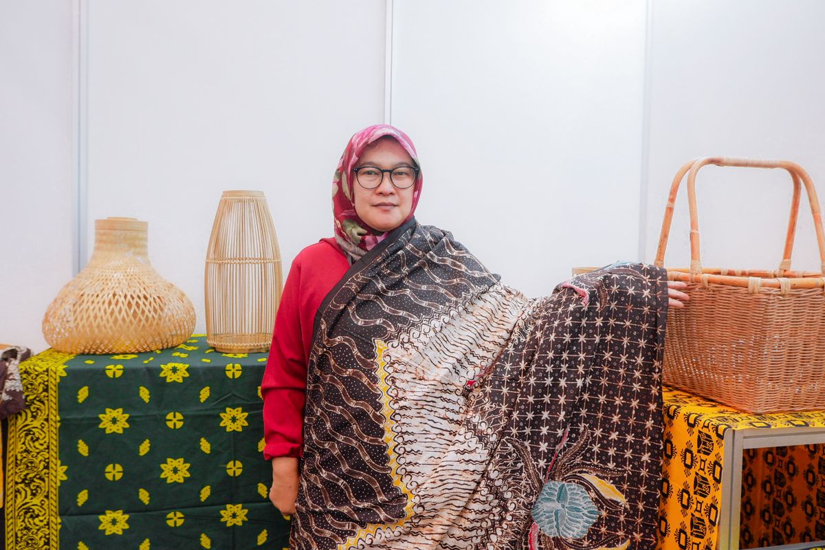 Euis Rohaini (45), pelaku UMKM yang sukses berbisnis batik dan kerajinan hingga bisa tembus ekspor dan berdayakan masyarakat