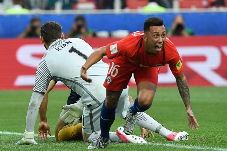 Penyerang timnas Cile, Martin Rodriguez (kana), melakukan selebrasi setelah mencetak gol ke gawang Australia pada pertandingan penyisihan Grup B Piala Konfederasi di Spartak Stadium, Moscow, Minggu (25/6/2017).