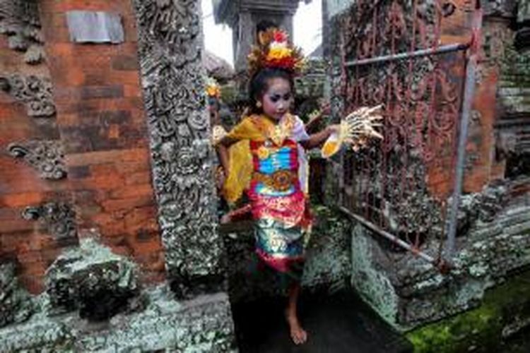 Siswi sekolah dasar berlatih menari di sela-sela acara pemberian beasiswa secara simbolik oleh Bank International Indonesia di Wantilan Kertayasa, Desa Bona, Kecamatan Belahbatu, Gianyar, Bali, Sabtu (15/6/2013).