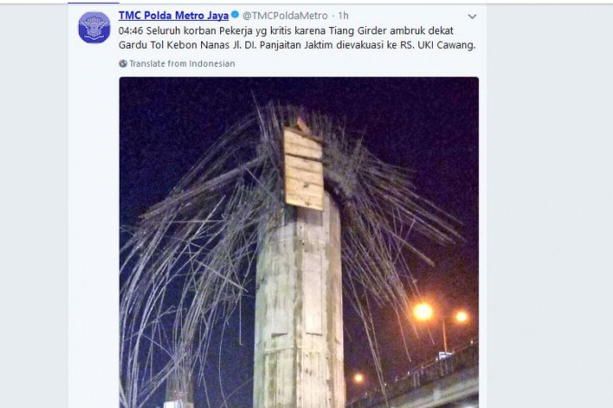Tiang girder ambruk di Jalan DI Panjaitan, Jakarta Timur, Selasa (20/2/2018). 