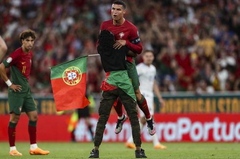 Ketika Ronaldo Dipeluk, Disembah, lalu Digendong Suporter Penyusup…