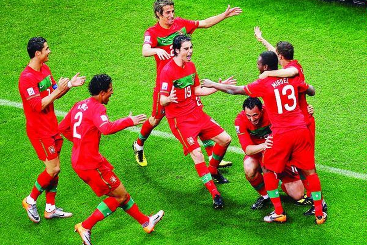 Pemain Portugal Hugo Almeida (ketiga dari kanan) bersama rekanrekannya merayakan gol yang dicetaknya pada pertandingan Grup G Piala Dunia 2010 melawan Korea Utara di Stadion Green Point, Cape Town, Senin (21/6). Portugal menang 7-0.