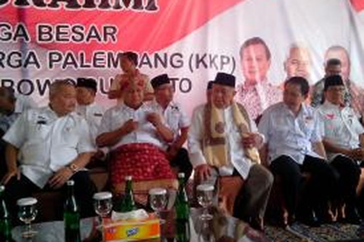 Calon presiden nomor urut 1 Prabowo Subianto bersama tokoh masyarakat palembang Kemas H. Halim, di kediamannya di Palembang, Sumatera Selatan, Kamis (12/6/2014) pagi. Prabowo diberi Tanjak dan Rumpak yang merupakan kain khas Palembang.
