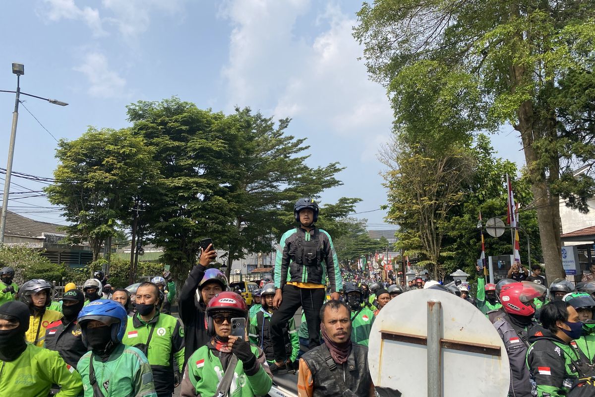 Masa Ojol saat berada di Jalan R. Syamsudin Kota Sukabumi. Selasa (20/8/2024(