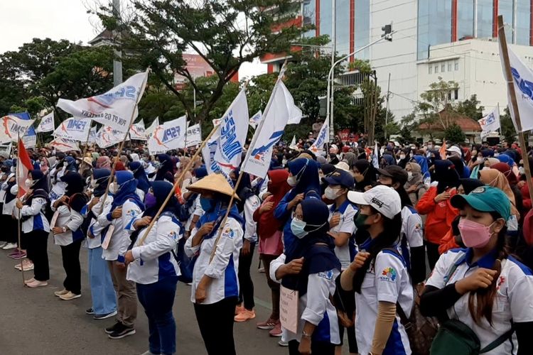 Aksi demo buruh depan kantor Gubernur Jateng, Selasa (7/12/2021).