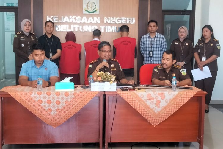 Pelimpahan kasus dugaan penipuan Ikal dan dua rekannya dilimpahkan pada Kejari Belitung Timur, Jumat (23/6/2023).