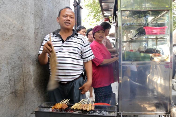 Tugiyem (51) dan suaminya Marimin (58), penjual sate kere di Kota Solo, Jawa Tengah.