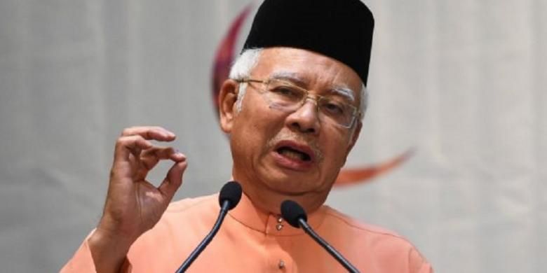 Perdana Menteri Malaysia Najib Razak berkali-kali menolak tuntutan untuk mundur dan mengaku tak melakukan kesalahan.