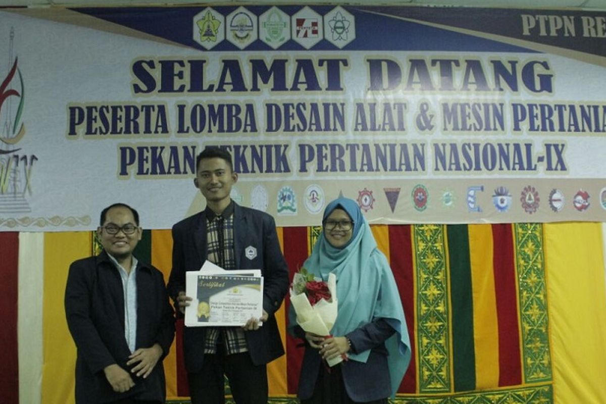 Mahasiswa Politeknik Negeri Payakumbuh, Ruri Jalil Jabar, menjadi juara 1 dalam lomba desain alat pertanian.