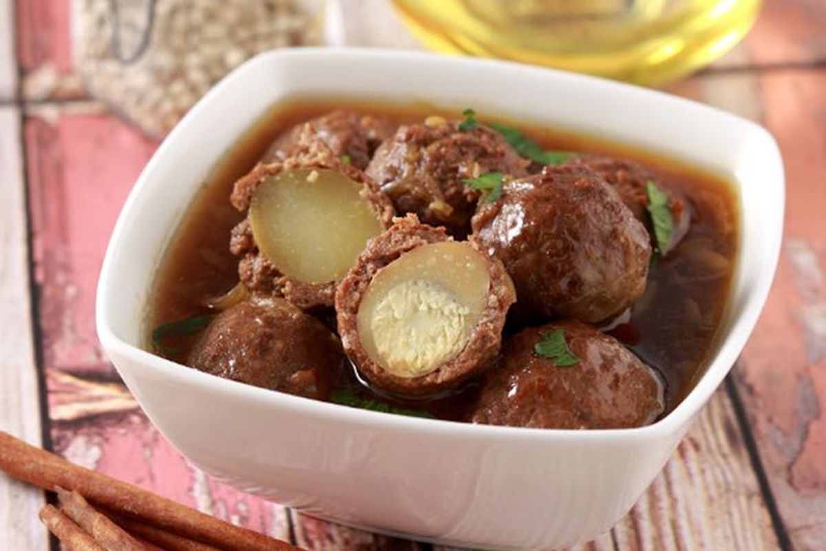 Semur bola daging telur puyuh. 