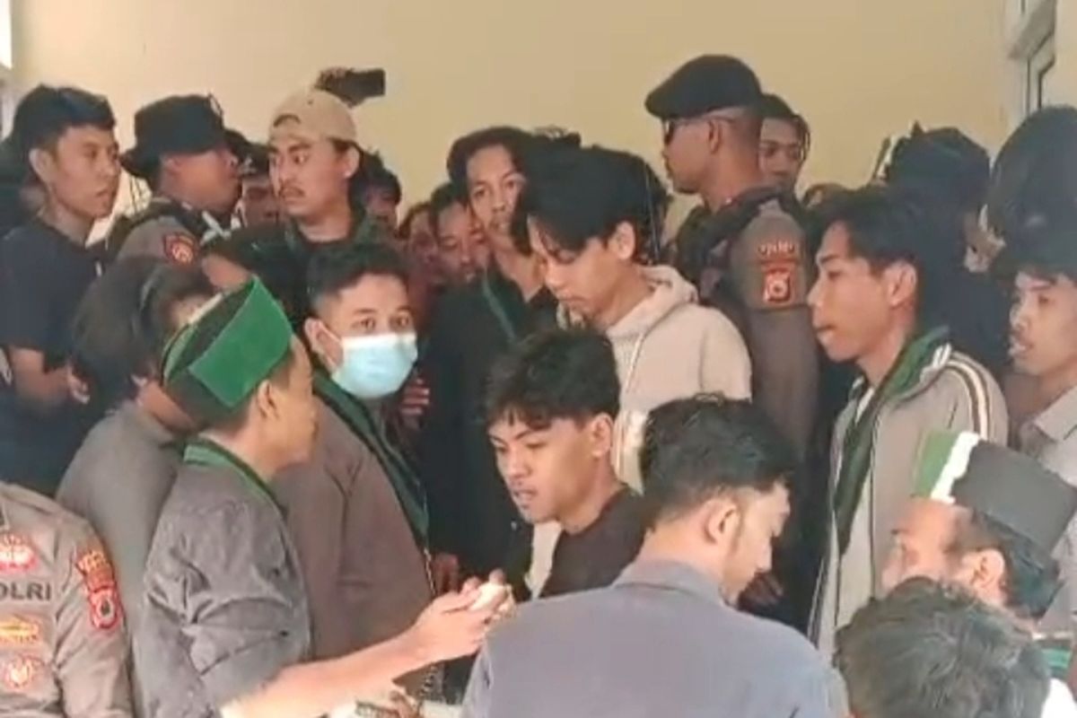 Puluhan massa dari himpunan mahasiswa islam (HMI) Cabang Bone menggelar unjukrasa menolak kenaikan pajak di gedung dewan perwakilan rakyat daerah (DPRD) Kabupaten Bone, Sulawesi Selatan. Selasa, (12/8/2025).