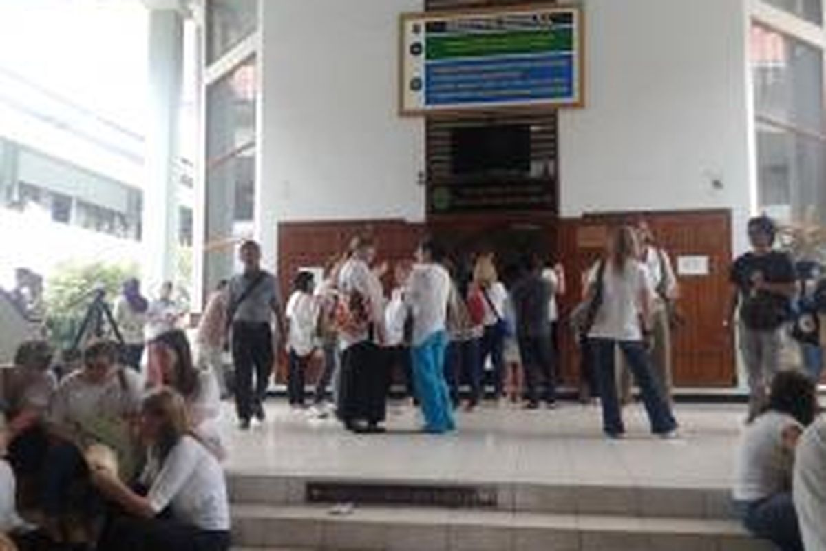 sebagian guru dan orangtua Jakarta International School (JIS) menunggu di luar ruang sidang utama Pengadilan Negeri Jakarta Selatan, Kamis, (2/4/2015).