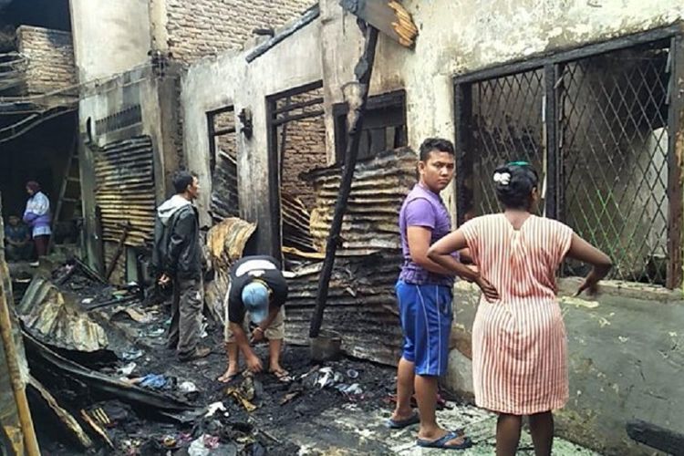 Pascakebakaran di Mangkubumi, Medan, Sumatera Utara, warga mengumpulkan barang tersisa, Kamis (11/10/2018).