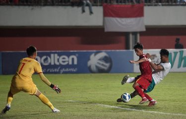 Pemain Timnas Indonesia U-16 Muhammad Kafiatur Rizky (kanan) berusaha menerobos pertahanan Timnas Vietnam U-16 saat laga final AFF U16 2022 di Stadion Maguwoharjo, Sleman, D.I Yogyakarta, Jumat (8/12/2022). Timnas Indonesia menjadi juara Piala AFF U16 2022 usai menang 1-0 atas Vietnam. ANTARA FOTO/Andreas Fitri Atmoko/rwa.