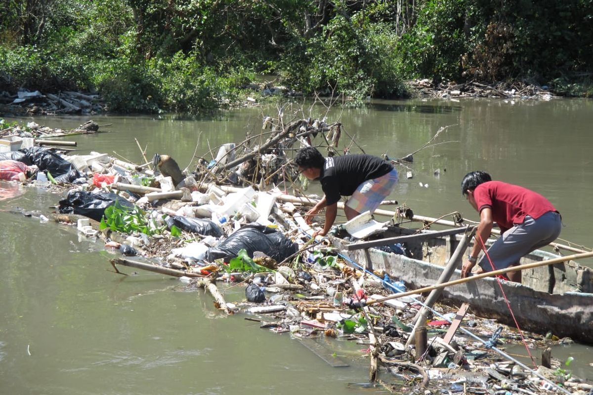 Komunitas Peduli Sungai Tukad Mati Lestari dibawah asuhan I Nyoman Sakra alias pak Dolpin, saat membesihkan tumpukan sampah di sungai Tukad Mati, Kuta, Kabupaten Badung, Bali, pada Mei 2025. /Dok. I Nyoman Sakra