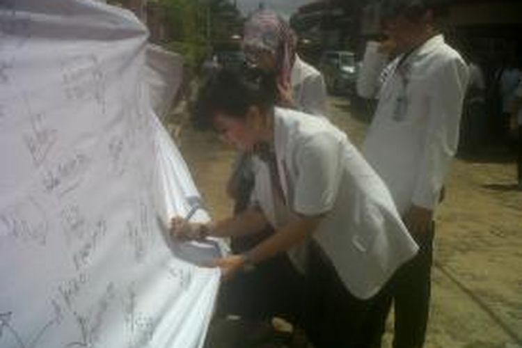 Dokter-dokter di Lampung kumpulkan tanda tangan di atas kain 10 meter memberi aksi dukungan moril atas perkara hukum yang tengah dihadapinya.(K84-13)
