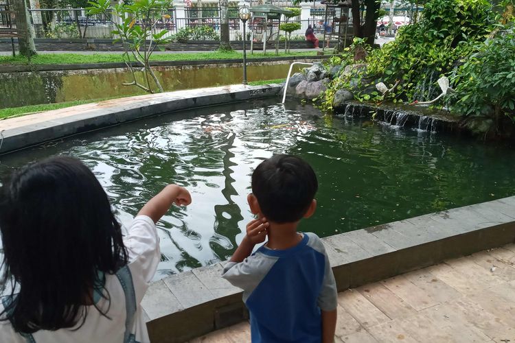 Sejumlah anak saat melihat kolam koi di mini zoo rumah dinas wali Kota Pangkalpinang, Minggu (14/5/2023).