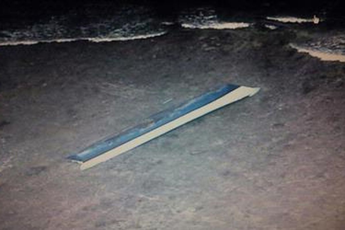 Inilah bagian badan perahu nelayan Sri Murah Rejeki yang terbalik saat berlayar dari Pulau Nusa Lembongan ke Pulau Nusa Penida, Klungkung, Bali, Rabu (21/9/2011) dini hari. Dari 36 penumpang, hingga kini tercatat ada 11 korban tewas.