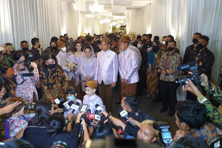Cucu Presiden Joko Widodo, Jan Ethes, menjawab pertanyaan sejumlah wartawan usai menghadiri midodareni Erina Sofia Gudono, calon istri Kaesang Pangarep, Jumat (9/12/2022).