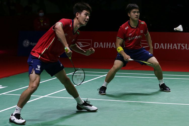 Ganda putra China, Liang Wei Keng/Wang Chang bertanding melawan ganda putra Indonesia, Marcus Fernaldi Gideon/Kevin Sanjaya Sukamuljo pada laga semifinal Indonesia Masters 2022, Sabtu (11/6/2022). Liang Wei Keng/Wang Chang melaju ke final setelah menang dengan skor 21-17, 21-10.