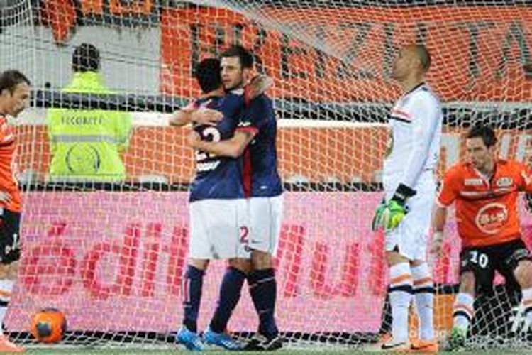 Gelandang PSG, Thiago Motta (3 dari kiri), mendapat sambutan dari rekan setim, Ezequiel Lavezzi, usai mencetak gol ke gawang Llorient dalam lanjutan Ligue 1, Jumat (21/3/2014).