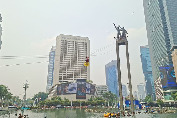 Aktivis Greenpeace yang Panjat Monumen Bundaran HI Turun Pakai Tali Sling, Dibawa ke Polda Metro
