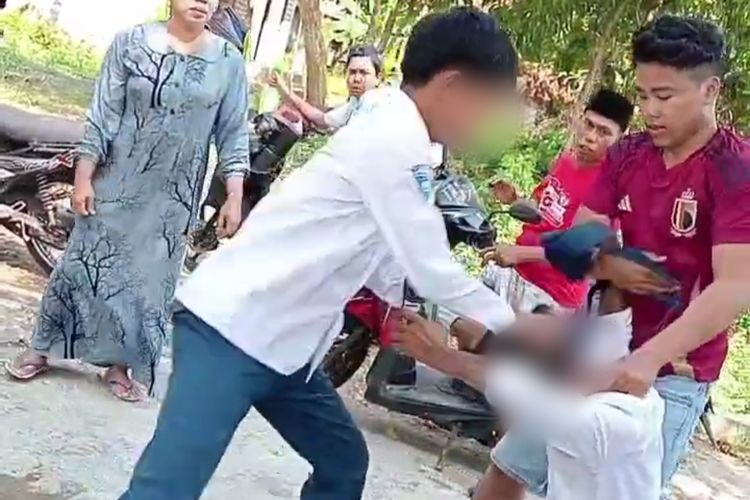 Potongan gambar korban saat dianiaya oleh teman sekolahnya diduga dilakukan di depan sekolah di Kecamatan Klampis Kabupaten Bangkalan  