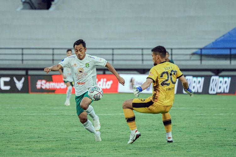 Pemain Persebaya Surabaya Samsul Arif mencetak 3 gol saat melawan Persikabo 1973 pada pertandingan pekan ke-18 Liga 1 2021-2022 yang berakhir dengan skor 2-3 di Stadion Kapten I Wayan Dipta Gianyar, Bali, Senin (10/1/2022) sore.