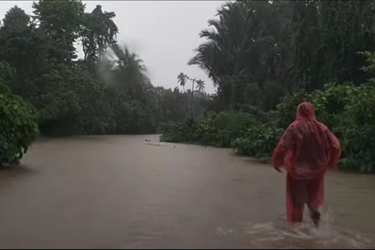 Ruas jalan lintas Seram di kecamatan Amalatu terendam banjir setelah hujan deras mengguyur wilayah tersebut, Senin (11/7/2022)