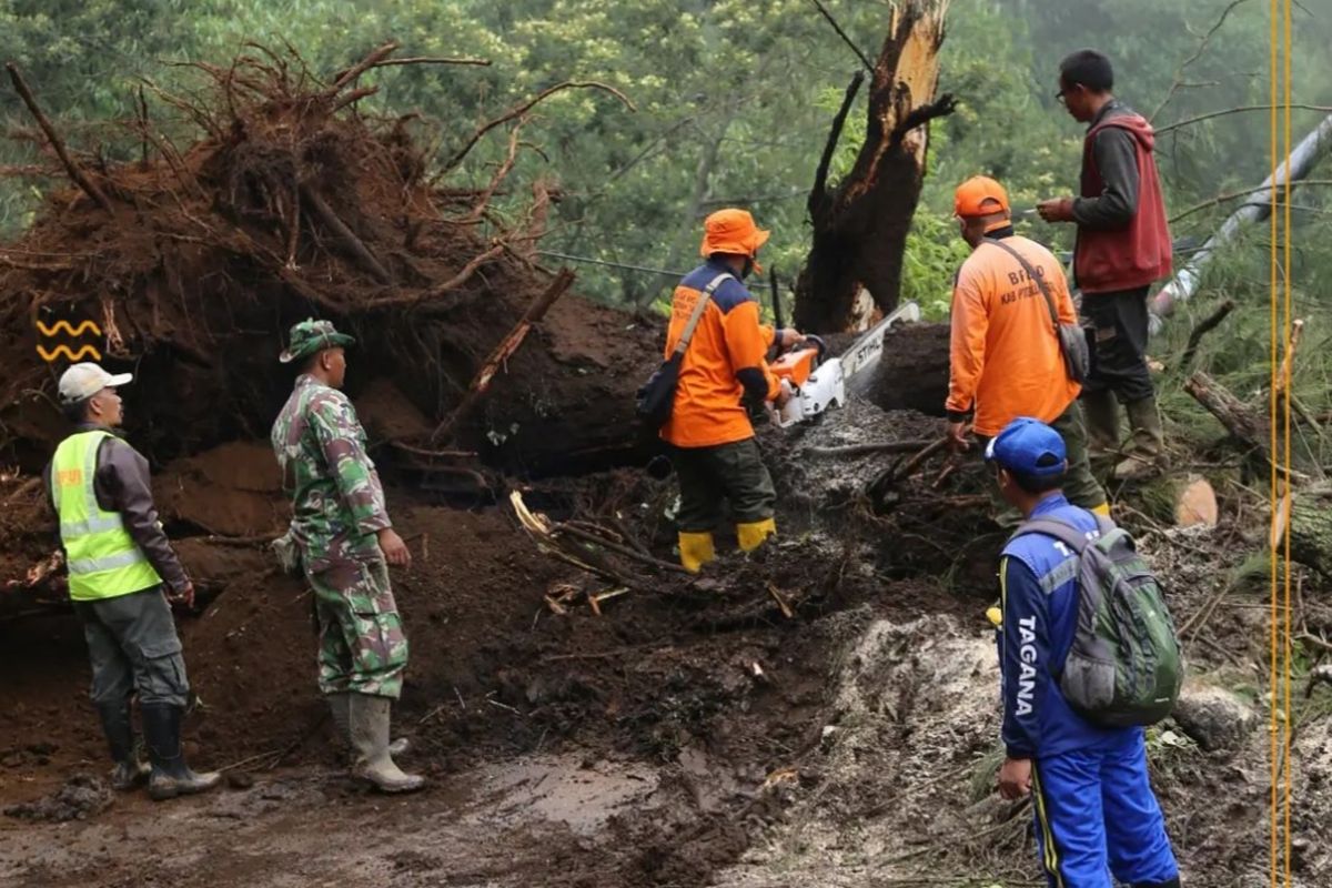 Pembersihan material longsor di jalur Bromo Desa Wonokerto.
