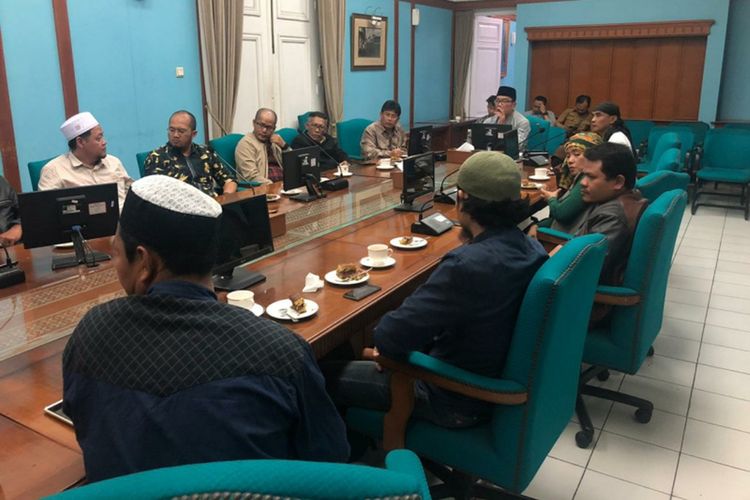 Gubernur Jawa Barat Ridwan Kamil saat berdialog bersama mantan napi teroris di Gedung Pakuan, Jalan Otista, Kota Bandung, beberapa waktu lalu.