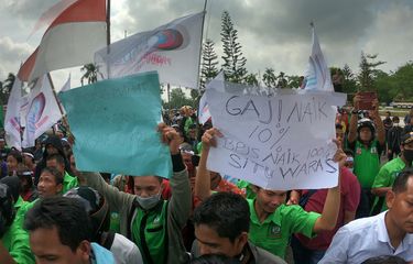 Massa Konfederasi Serikat Buruh Sejahtera Indonesia (KSBSI) membawa poster berisi tuntutan saat unjuk rasa tarif BPJS Kesehatan di Kantor DPRD Provinsi Jambi, Jambi, Senin (30/9/2019). Aksi massa tersebut menolak kebijakan pemerintah yang berencana menaikkan tarif BPJS Kesehatan dan mendesak perbaikan menyeluruh terhadap sistem pelayananan dan pengelolaan jaminan kesehatan warga. ANTARA FOTO/Wahdi Septiawan/ama.