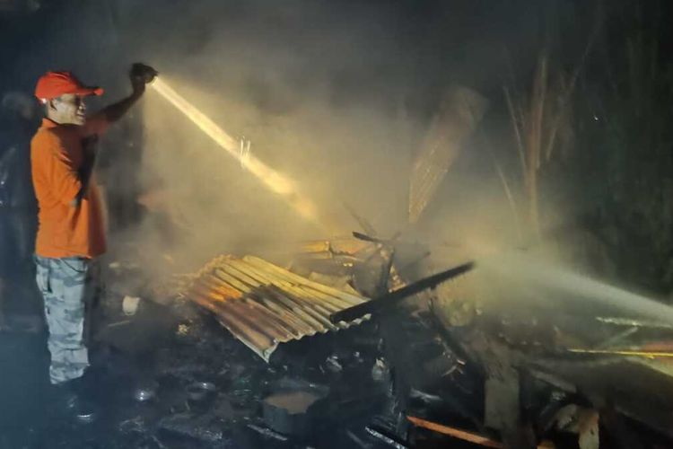 Sebanyak dua buah rumah di Kecamatan Tebas, Kabupaten Sambas, Kalimantan Barat (Kalbar) ludes dilalap api, Kamis (20/7/2023) pukul 19.10 WIB. Dalam musibah tersebut, seorang wanita bernama Nenek Jenap berusia 80 tahun, dilaporkan tewas.
