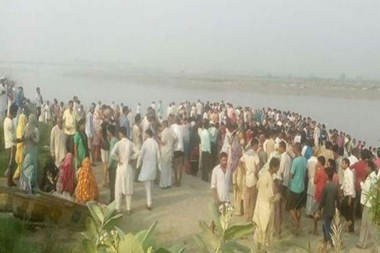 Warga menyaksikan lokasi kecelakaan kapal yang sedikitnya menewaskan 20 orang pada hari Kamis (14/9/2017), di Sungai Yamuna di India utara.