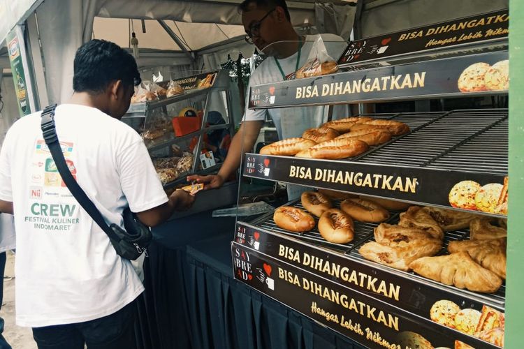 Menjajal roti di Festival Kuliner Indomaret.