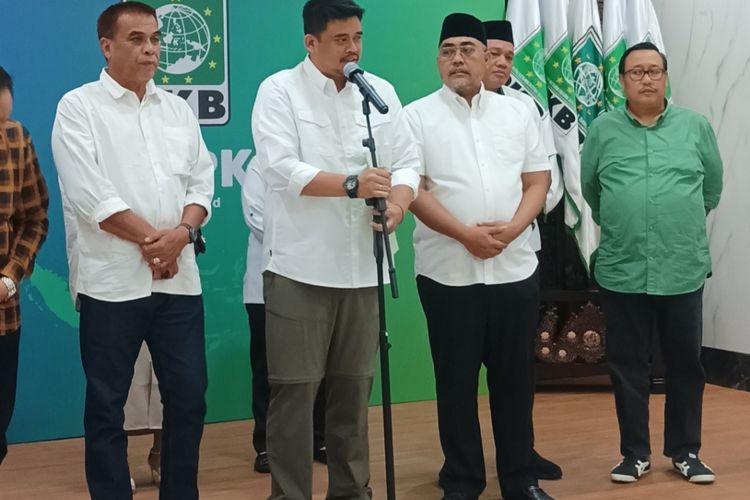 Bobby Nasution saat menerima surat rekomendasi sebagai calon gubernur (cagub) untuk Pilkada Sumatera Utara 2024 di Kantor DPP PKB, Cikini, Jakarta Pusat, Kamis (4/7/2024).