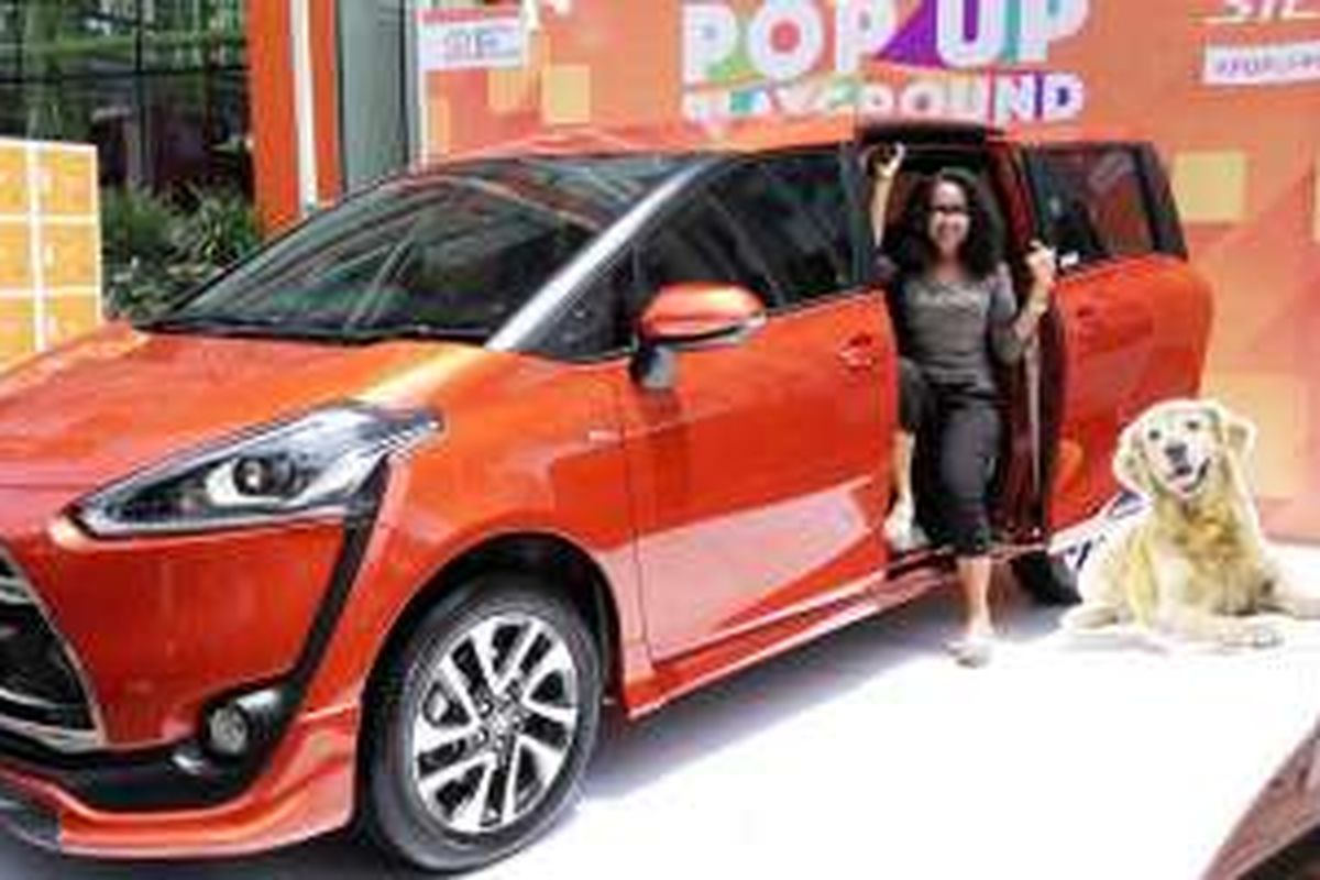 Nisye Veronica bersama Toyota Sienta