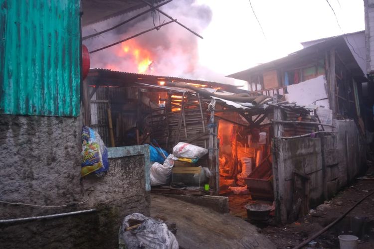 Kebakaran di Jalan Pedongkelan Raya pada Senin (14/12/2020).