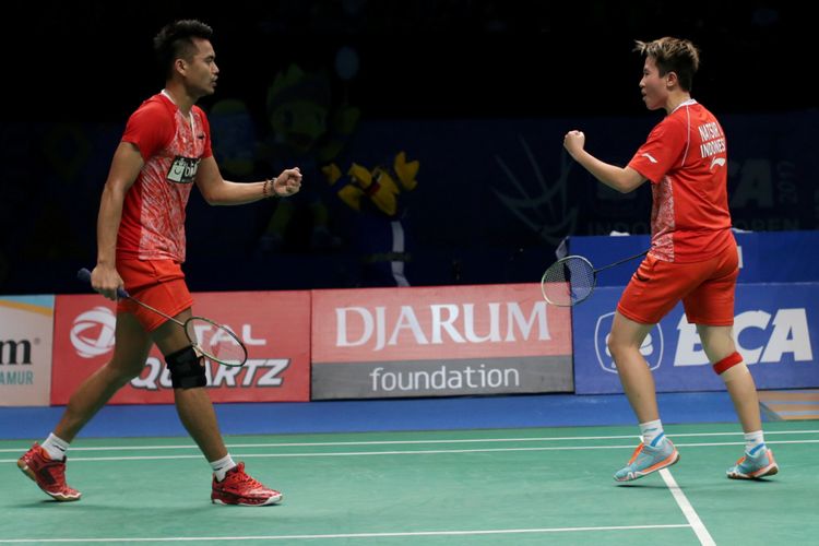 Pemain ganda campuran Indonesia, Tontowi Ahmad - Liliyana Natsir meluapkan kegembiraan saat bertanding melawan pemain ganda campuran Malaysia, Chan Peng Soon - Yen Wei Peck pada pertandingan semifinal BCA Indonesia Open Super Series Premier 2017 di Plenary Hall, Jakarta Convention Center, Sabtu (17/6/2017). Tontowi - Liliyana melaju ke final setelah menang dengan skor 21-13 21-14. KOMPAS IMAGES/KRISTIANTO PURNOMO