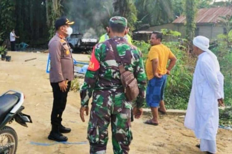 Petugas kepolisian dan TNI mengamankan lokasi bentrokan dua kelompok ormas di Desa Mahato Persiapan Bandar Selamat KM 24, Kecamatan Tambusai, Kabupaten Rokan Hulu, Provinsi Riau, Jumat (12/2/2021), sekitar 16.30 WIB.