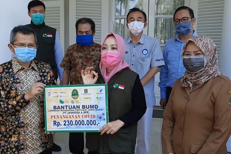  Istri Gubernur Jawa Barat Ridwan Kamil, Atalia Praratya saat menerima bantuan dari BUMD Jabar untuk penanggulangan Covid-19, Selasa (31/3/2020) kemarin.