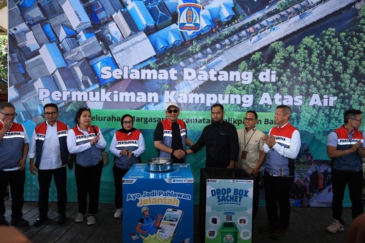 Manajemen Pertamina menyerahkan bantuan drop box pengelolaan sampah dan minyak jelantah di Kampung Atas Air, Balikpapan, untuk mendukung program lingkungan berkelanjutan.
