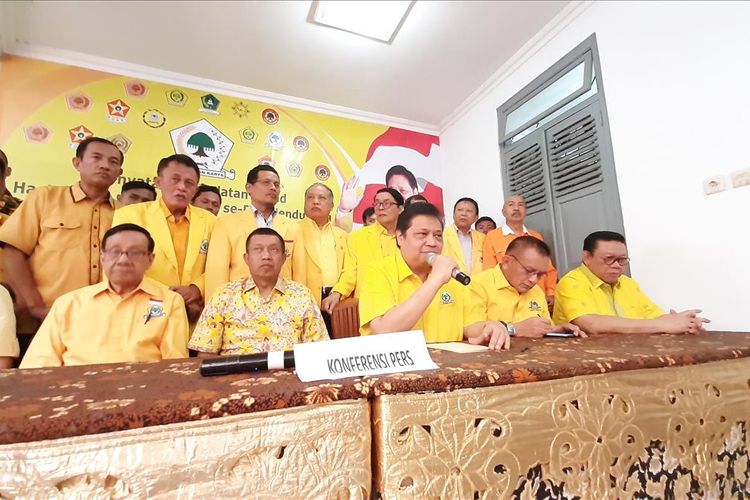 Ketua Umum Partai Golkar Airlangga Hartarto (Memegang Mikrofon) di Rumah Politisi Senior Partai Golkar Gandung Pardiman di Imogiri, Bantul Sabtu (3/8/2019)
