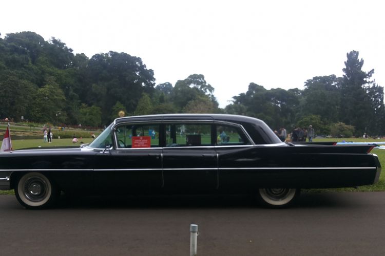 Cadillac Fleetwood 75 Limousine milik salah seorang anggota Perhimpunan Penggemar Mobil Kuno Indonesia (PPMKI) yang datang ke Bogor, Minggu (21/1/2018). Mobil ini merupakan kendaraan dinas yang pernah digunakan Presiden Pertama RI Soekarno.