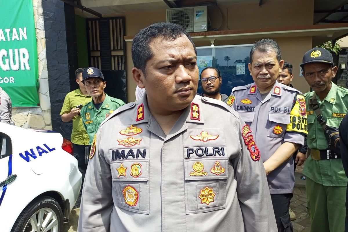 Kapolres Bogor AKBP Iman Imanuddin saat ditemui usai melakukan pemeriksaan saksi-saksi atas kasus pria berinisial US (40) yang hidup kembali usai dinyatakan meninggal dunia di Perumahan Ambar Telaga Residence 2, Kecamatan Rancabungur, Kabupaten Bogor, Jawa Barat, Selasa (15/11/2022).