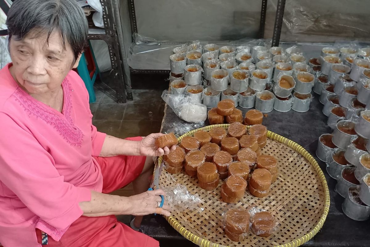 Usaha pembuatan kue keranjang di Jalan Tegalpanggung, Kota Yogyakarta, yang kembali menggeliat jelang Imlek.