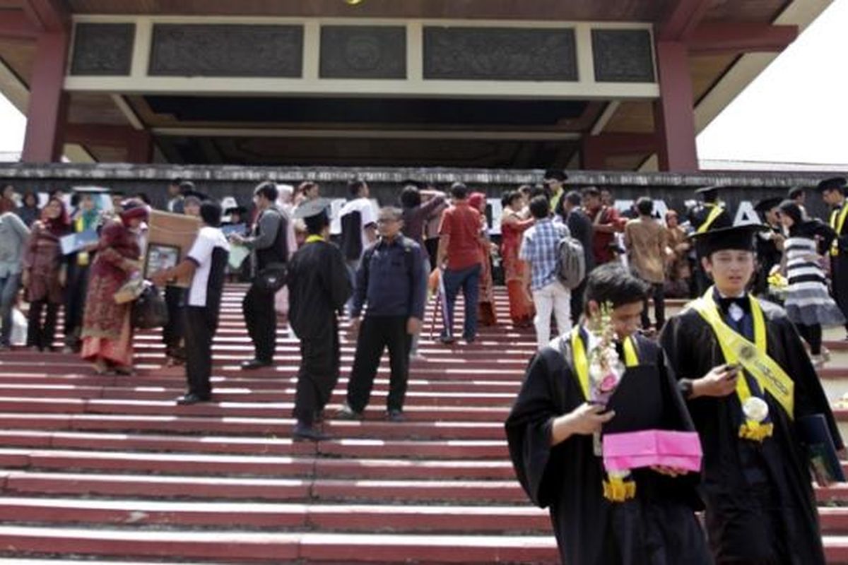 ILUSTRASI SARJANA : Sejumlah wisudawan Universitas Gadjah Mada (UGM) mengabadikan momen kelulusannya dengan berfoto di Gedung Grha Sabha Praman UGM, Yogyakarta, Kamis (18/08/2011).   