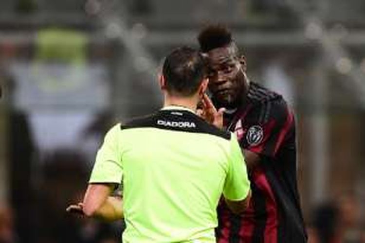 Striker AC Milan, Mario Balotelli, berdebat dengan wasit pada laga versus Carpi di San Siro, Kamis (21/4/2016). 