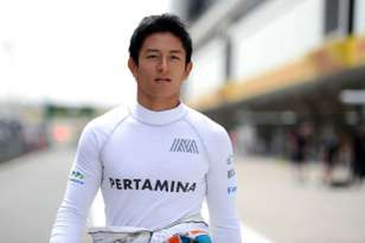 Pebalap Manor Racing asal Indonesia, Rio Haryanto, berjalan di pit Sirkuit Internasional Shanghai saat sesi latihan bebas GP China, Jumat (15/4/2016).